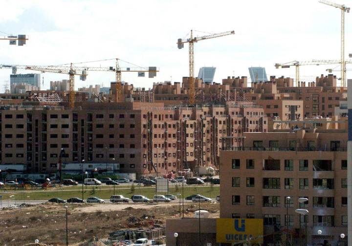 El colapso de la oferta provoca la primera caída en la compra de viviendas en más de un año