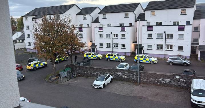 Edinburgh armed police swarm on cul-de-sac amid ongoing incident