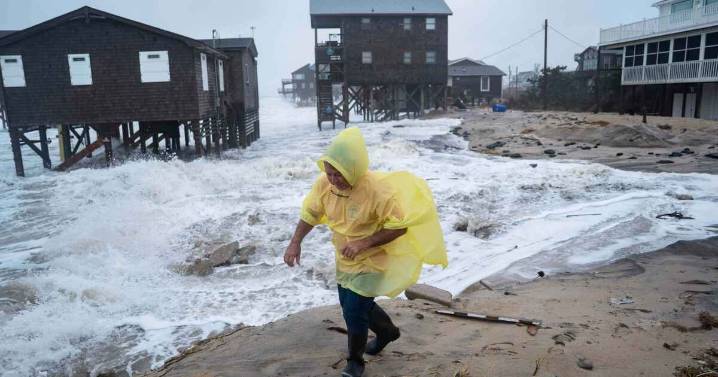 Nor'easter set to move off after swamping long stretch of US East Coast