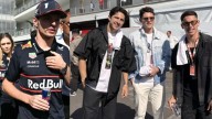 Jugadores del América le regalan una playera al piloto Max Verstappen