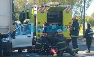 Dramático choque y rescate en La Plata: una mujer quedó atrapada tras impactar contra el tráiler de un camión estacionado