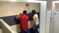 Sorprenden a dos grafiteando los baños del Polideportivo Luis H. Álvarez y los ponen a limpiar