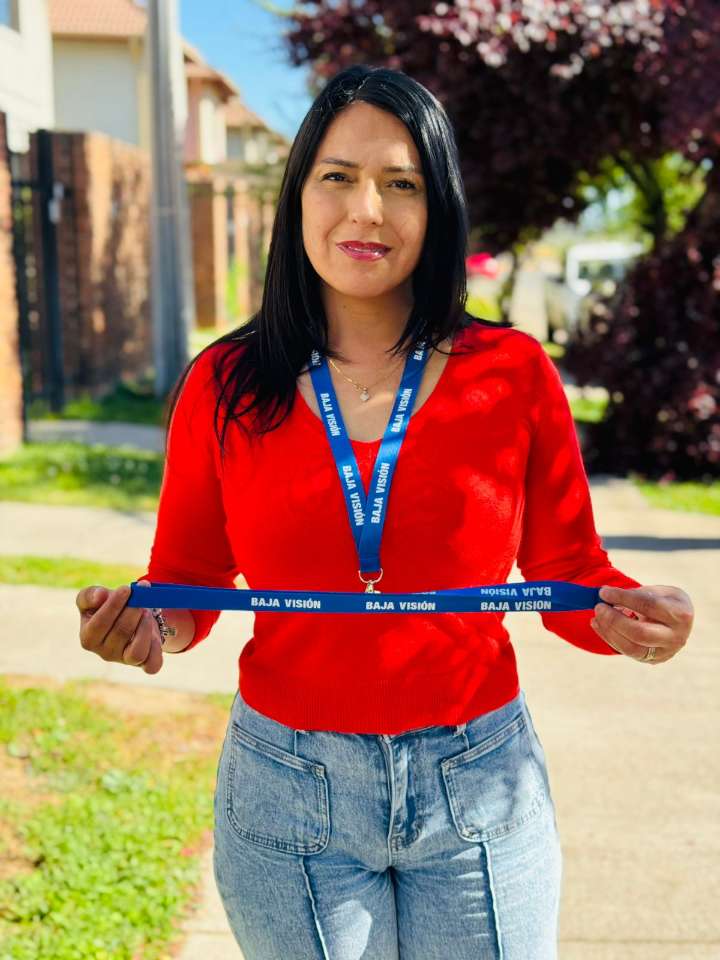 Mujer talquina con Retinosis Pigmentaria lanza cordón identificativo gratuito para personas con Discapacidad Visual