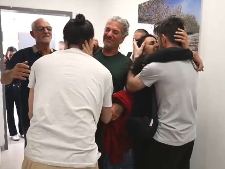 Así fue el reencuentro de los argentinos liberados con sus familiares: abrazos, llantos y el alivio de la liberación