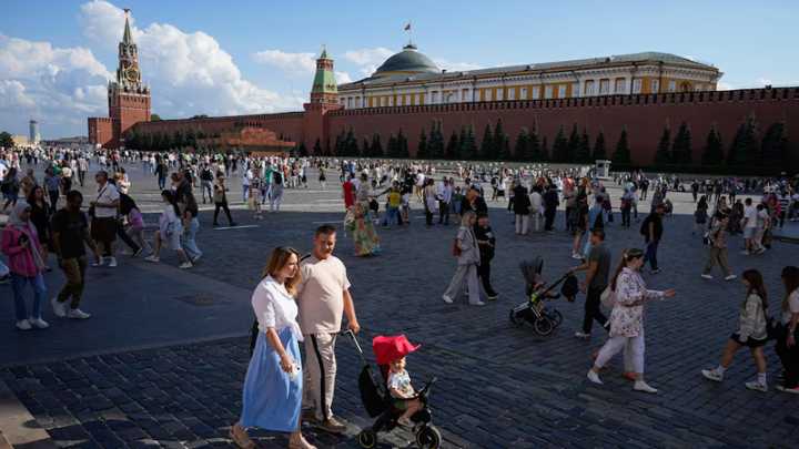 Russia faces shrinking, aging population; tries restrictive laws to combat it