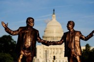 Colocan de nuevo frente al Capitolio la estatua de Trump y Epstein dándose la mano