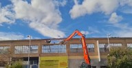 Demolición del edificio comercial frente al Hospital de Trauma de Granada para dar paso a nuevas viviendas