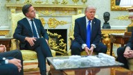 Trump reprende otra vez a Sánchez y le dice a Rutte: "Vas a tener que hablar con España, no juega en equipo"