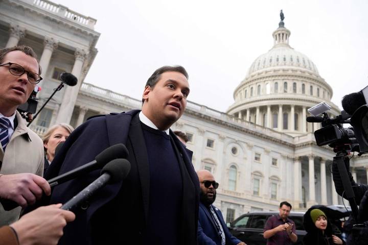 Liberan a excongresista George Santos después de que Trump conmutara su sentencia por fraude