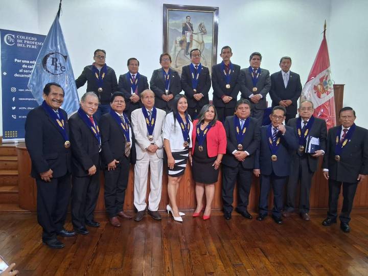Escultor cataquense Oscar Aquino recibe Medalla de Honor del Colegio de Profesores