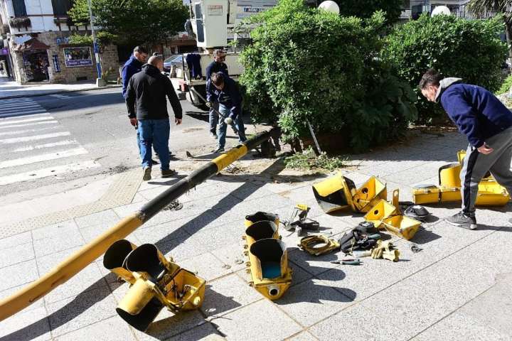 Se cayó un semáforo en Independencia y Libertad: caos de tránsito en pleno centro