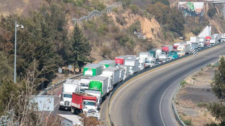 Choque de tractocamiones deja caos vial en la autopista Puebla