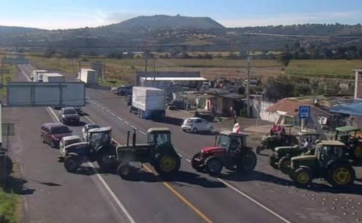 Productores de maíz acuerdan liberar un carril en bloqueos carreteros