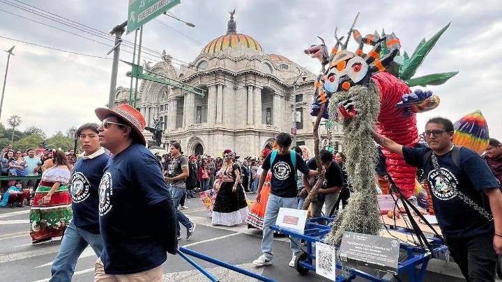 Artistas de Hidalgo participan en el Desfile de Alebrijes de CDMX con Xamue monumental