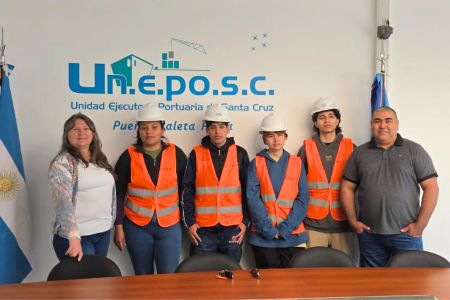 Estudiantes de Biología Marina realizan pasantías en el Puerto Caleta Paula de la localidad caletense