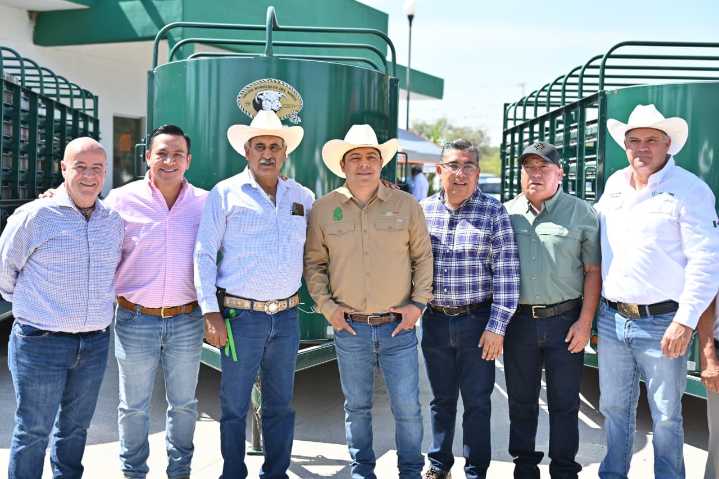 Gobierno entrega equipamiento a ganaderos y agricultores