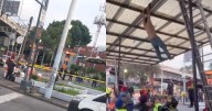 VIDEO: Hombre intenta lanzarse desde estructura del Metro Mixcoac; policías lo salvan a tiempo