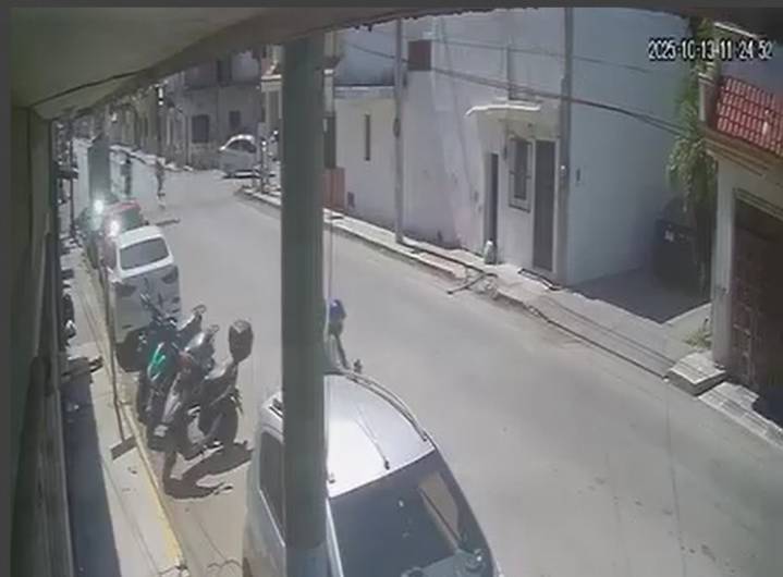 Motociclista menor de edad atropella a una joven en el centro de Progreso
