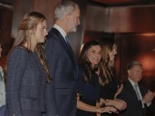 Familia sincronizada: la reina Letizia, con un sorprendente top, y la princesa Leonor se copian el look en el concierto inaugural de los Premios Princesa de Asturias