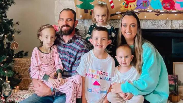 Video | Familia decidió adelantar la Navidad para celebrarla junto a su hija de 9 años con cáncer terminal: “la última juntos”