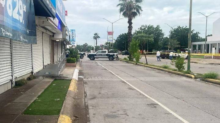 Dos motociclistas lesionados tras chocar contra un automóvil en Los Huizaches