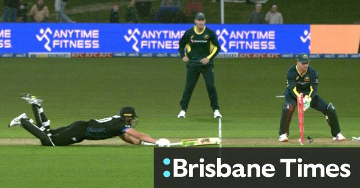 Stoinis, Head pull off brilliant run out
