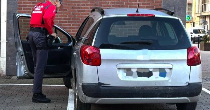 La Policía sorprende a un anciano al volante con el carnet caducado hace 33 años: «Se chocó contra la pared»