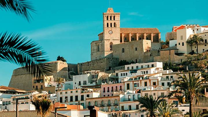 Descubre Ibiza en tres días y con mini-mochila: la mejor manera de viajar a la isla en otoño