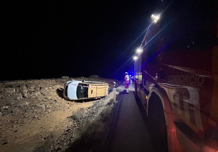 Un taxista queda atrapado tras salirse su taxi de la carretera en Yaiza