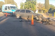Chocaron un auto con una moto: un policía resultó herido y hospitalizado