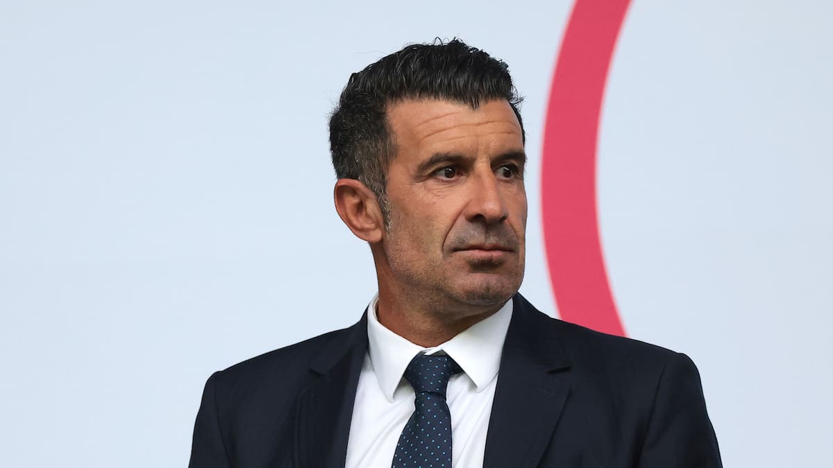 Figo, un espectador con mucho morbo en Montjuic para vivir en directo el Barça