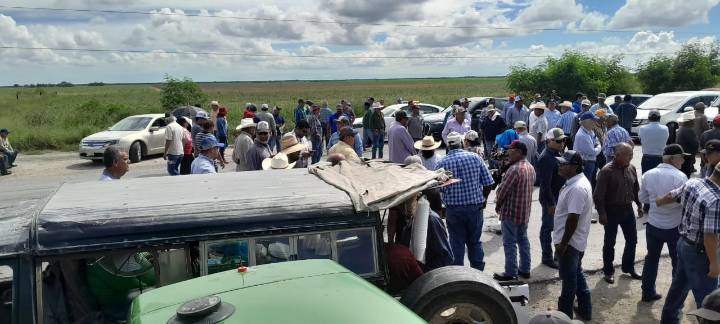 Agricultores cumplen, cierran carreteras