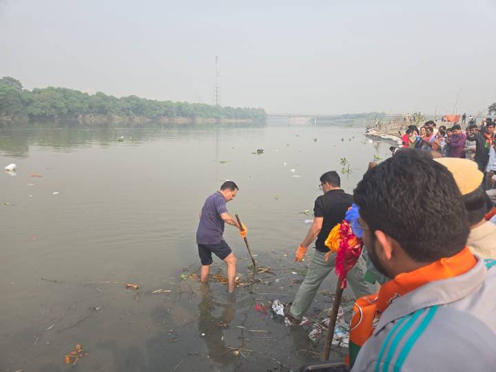 Delhi BJP chief Virendra Sachdeva joins cleanliness drive at Yamuna’s Bhairav ghat; slams AAP govt