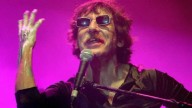 Charly García empezó su cumpleaños con amigos y una multitud fue a saludarlo a su casa