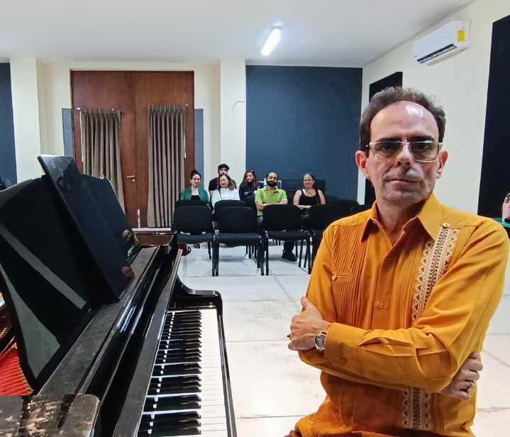 Jóvenes se dejan guiar por Héctor Sosa en un curso