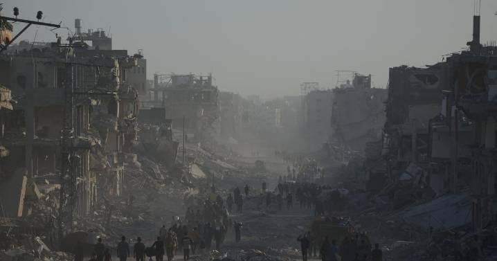 Israel-Gaza: Palestinians return to ruins
