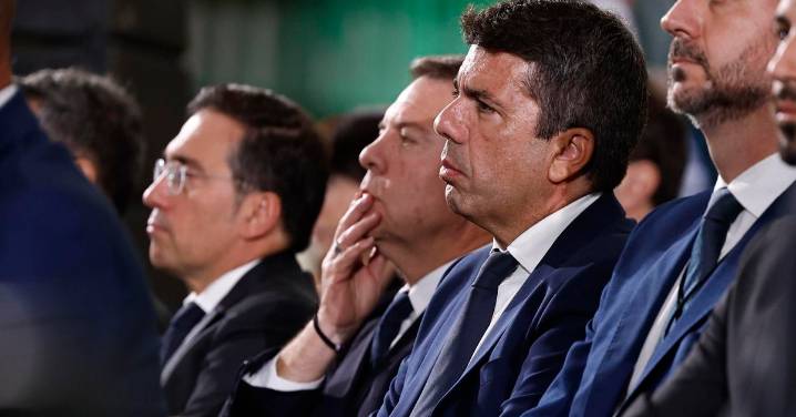 Los familiares de las víctimas de la dana insultan a Mazón en el funeral de estado: "¡Cobarde, rata!"