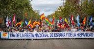 Cientos de personas celebran la Hispanidad en Barcelona: «No nos engañan, Cataluña es España»