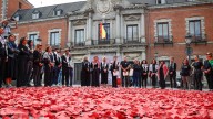 Miles de amapolas de papel frente al Ministerio de Exteriores por los asesinados en Gaza