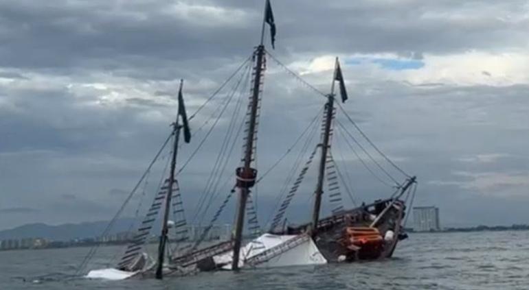 Se hundió el famoso barco pirata de Puerto Vallarta 🎦