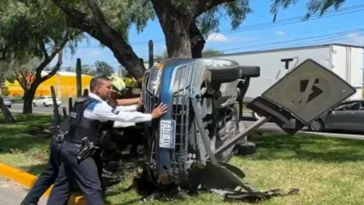 Conductora Vuelca Al Chocar con un Auto en León, Guanajuato; Iba a su Trabajo