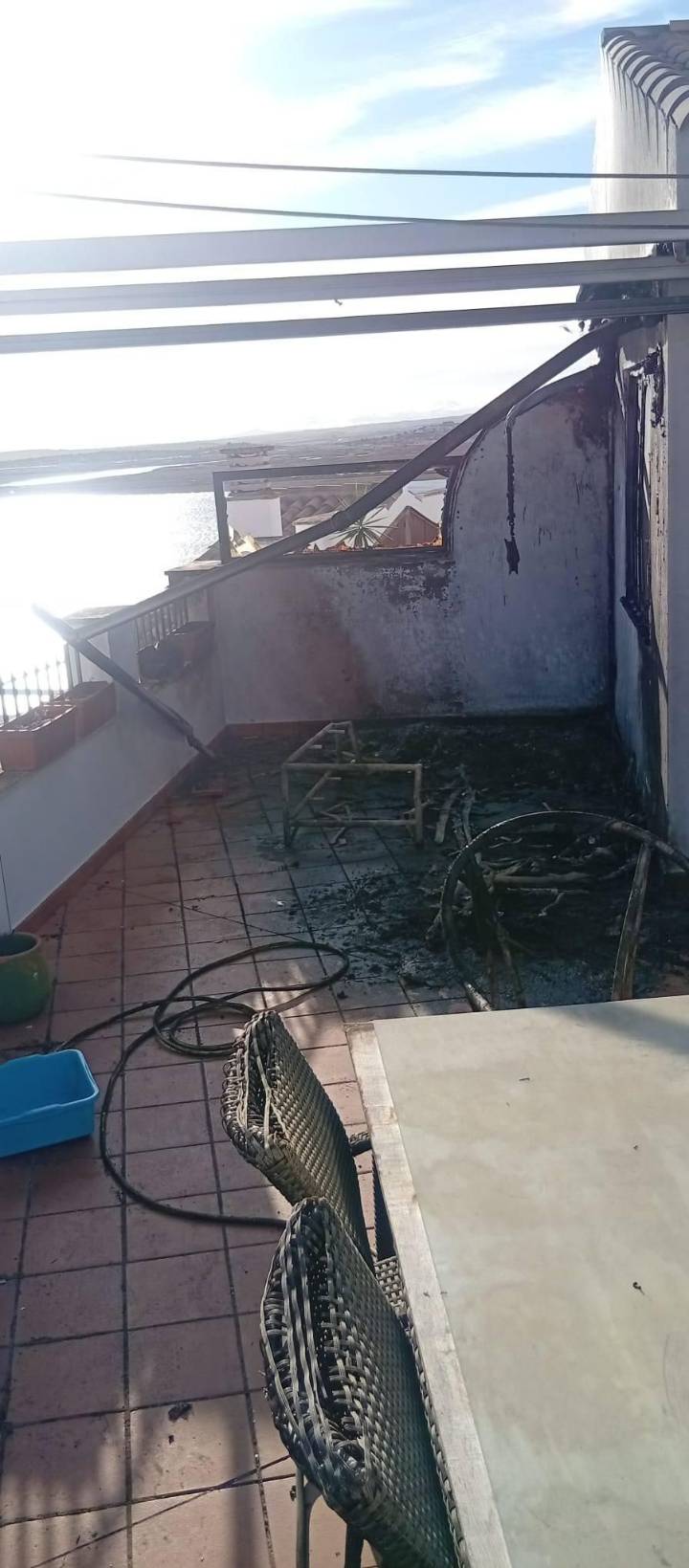 Los bomberos actúan en el incendio de una vivienda en Ayamonte este sábado