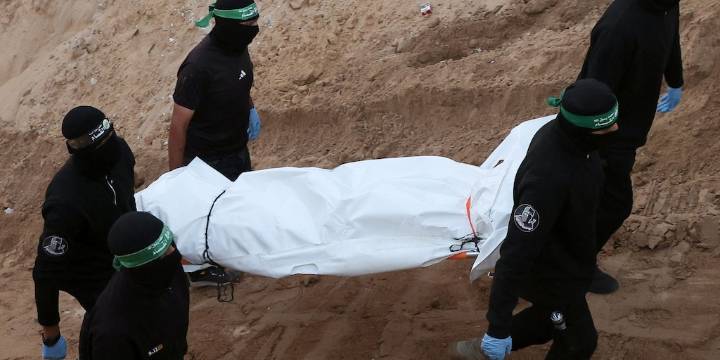 Hamas afirmó haber recuperado los cuerpos de dos rehenes israelíes en Gaza en medio de nuevas tensiones por el alto el fuego