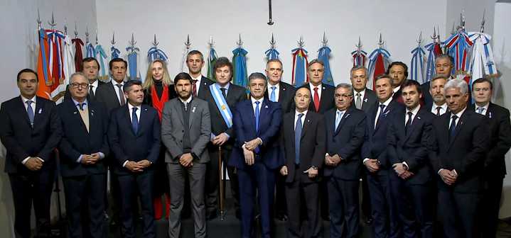 Milei convocó a gobernadores para el jueves y se pone al frente de una mesa de diálogo