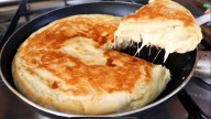 Cómo hacer pan de queso en sartén: la receta suave y mantecosa en 10 minutos y simples ingredientes