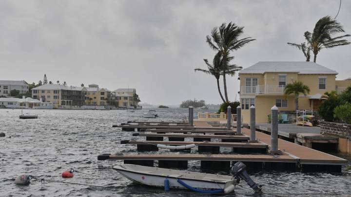 Hurricane Imelda descends on Bermuda with damaging wind and waves
