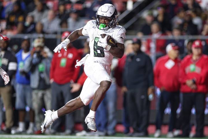 Deadspin | No. 8 Oregon piles up 750 yards in rout of Rutgers