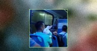 Hombre se vuelve viral por viajar con su conejo en el camión: incluso se vistieron igual