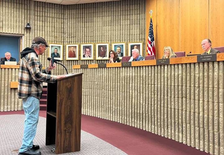 Roseville City Hall critic questions mayor’s residency, disses volunteer worker