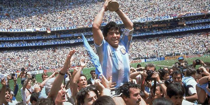 Se coló a la final del Mundial 86 y fue un símbolo de la gloria: murió el protagonista de una de las fotos más icónicas de Maradona